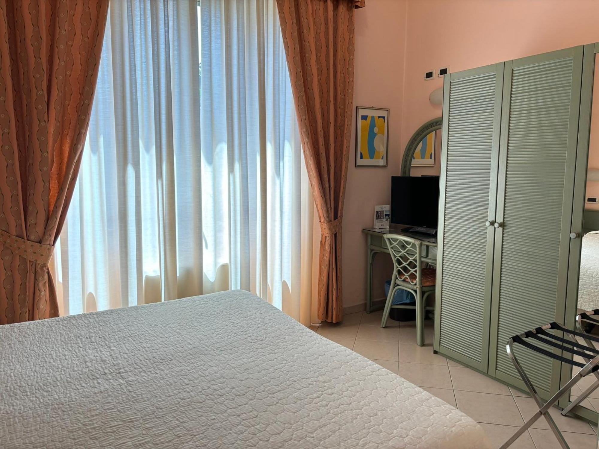 Hotel Delle Rose San Bartolomeo Al Mare Dış mekan fotoğraf